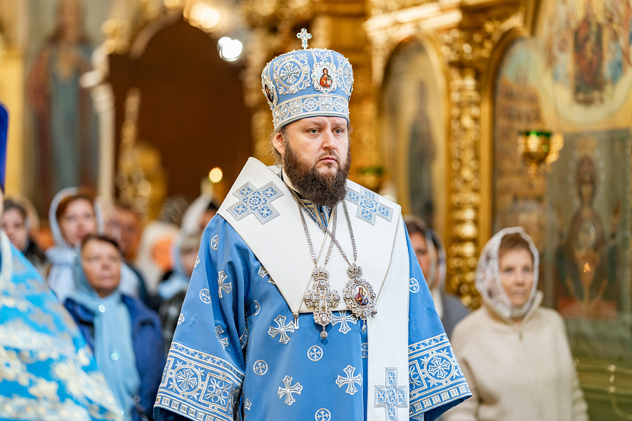 Архиерейское богослужение в праздник Успения Пресвятой Богородицы в Троицком кафедральном соборе Подольска